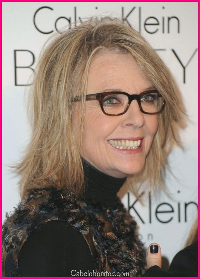 15 penteados para mulheres supra de 50 anos com óculos