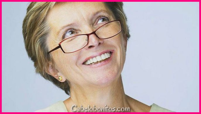 15 penteados para mulheres supra de 50 anos com óculos