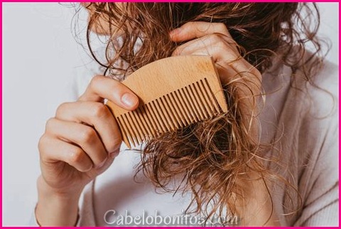 Como evitar o frizz nos cabelos encaracolados