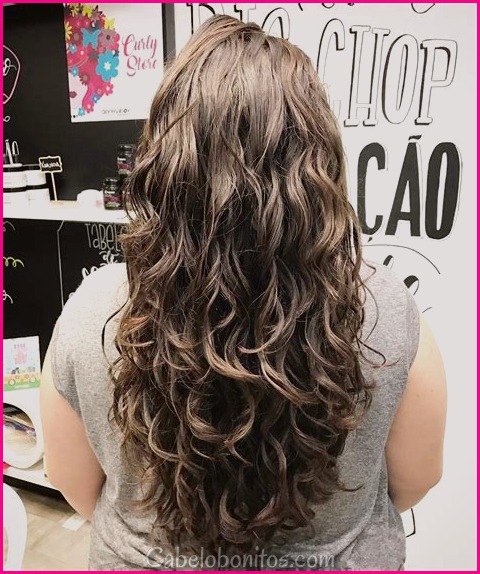 Cortes de cabelo encaracolado para mulheres com mais de 40 anos