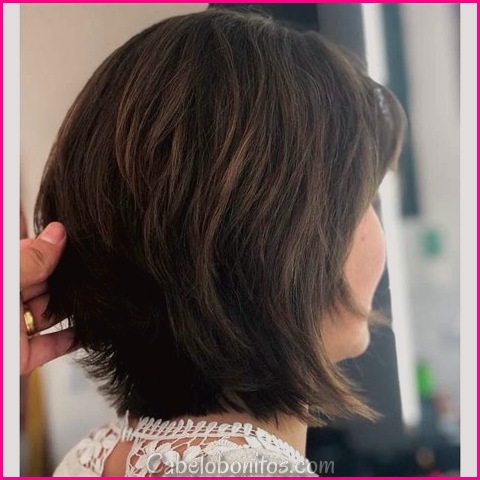 Estilos de cortes de cabelo médio-curto para mulheres modernas