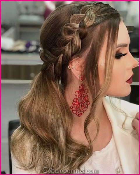 Penteado esvoaçante para cabelos cacheados