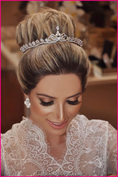 Penteados de Noiva: Cabelo Decorado com Pérolas, Strass e Outros Acessórios