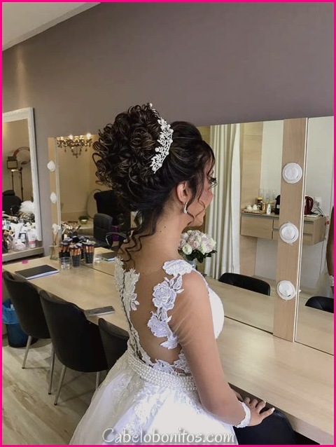 Penteados de Noiva: Cabelo Decorado com Pérolas, Strass e Outros Acessórios